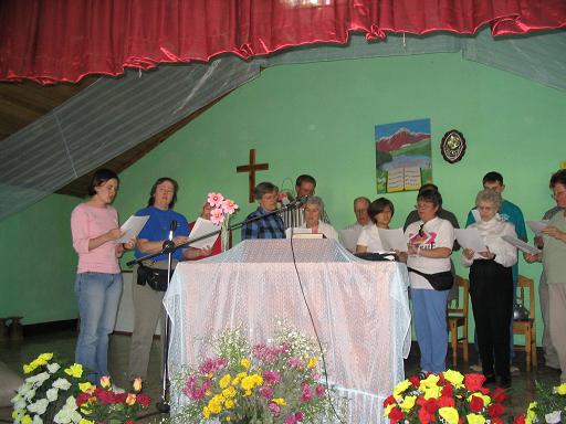 The Methodist Medical and Construction Team from Iowa singing